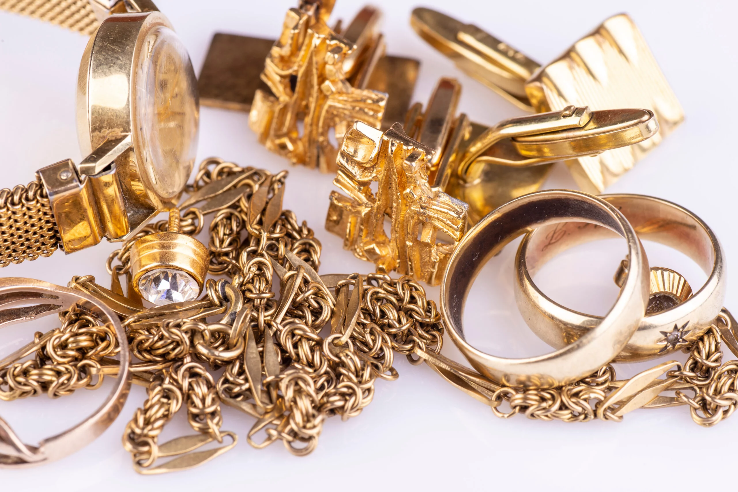 A collection of old gold jewelery for precious metal recycling